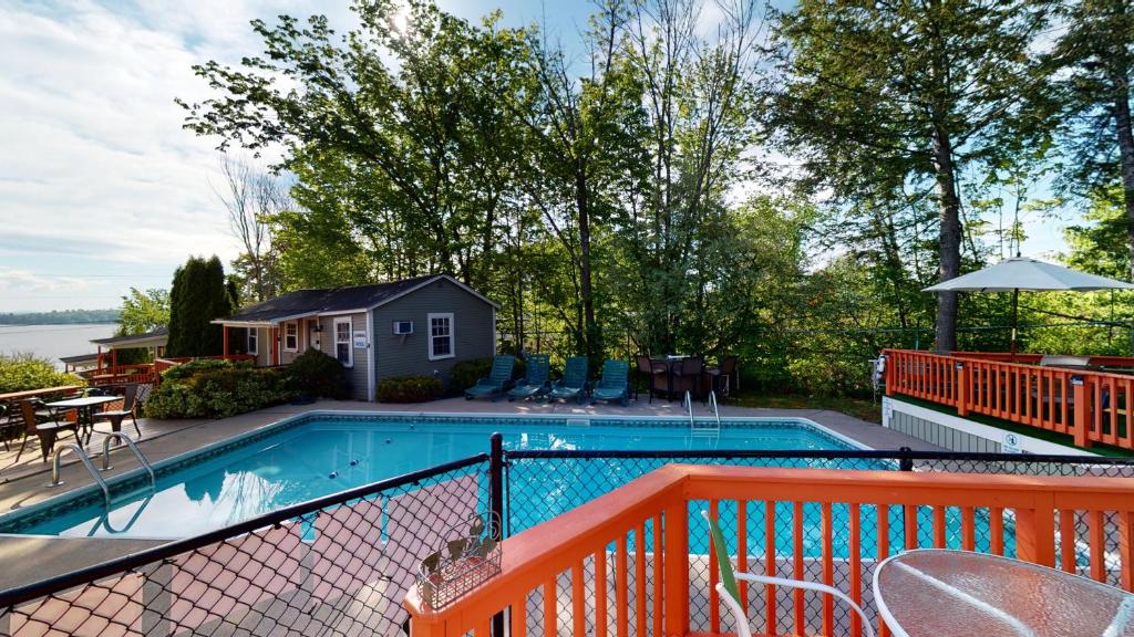 Бассейн в The Lakeview Inn & Cottages или поблизости