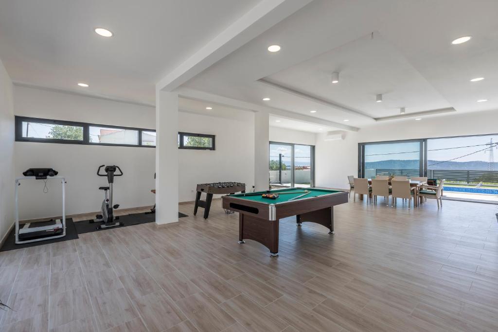 Stolný tenis v ubytovaní Luxury Villa La nonna Ana - heated pool, sea view, near Split alebo v jeho okolí