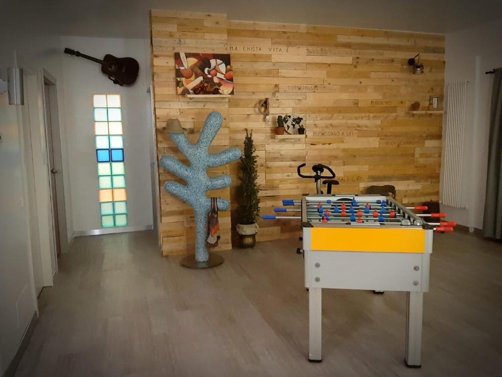 een kamer met een tafelvoetbaltafel voor een houten muur bij Casavacanze Tuttapposto in Palermo