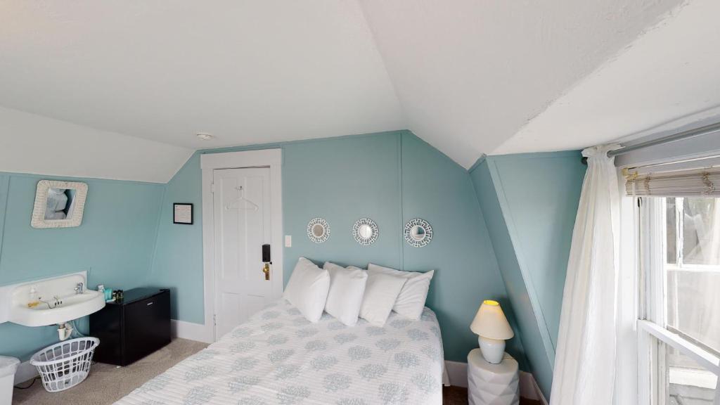 Кровать или кровати в номере The Lakeview Inn & Cottages