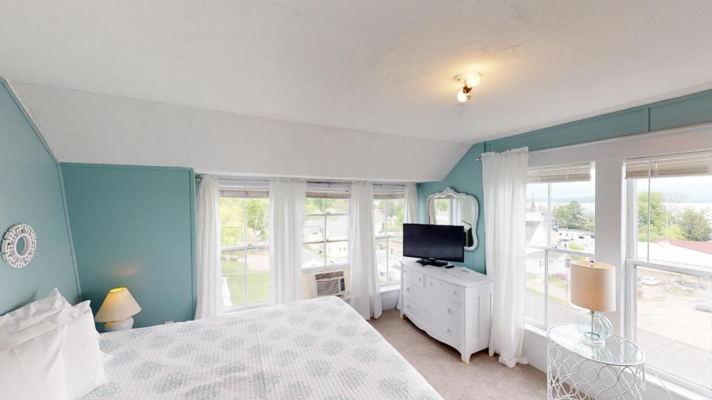 Кровать или кровати в номере The Lakeview Inn & Cottages