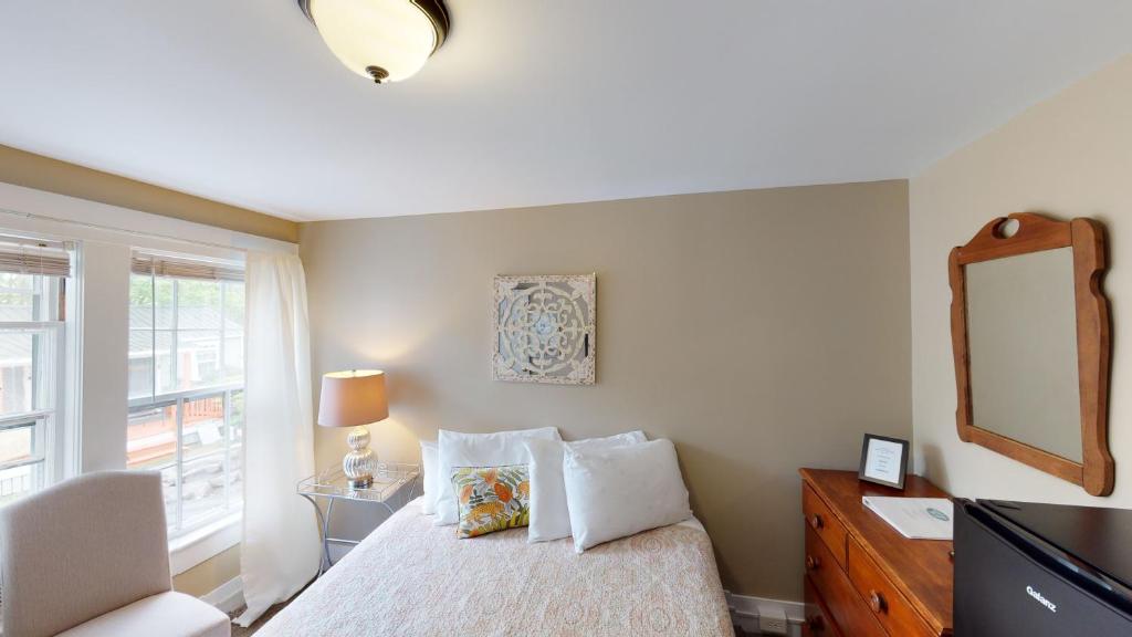 Кровать или кровати в номере The Lakeview Inn & Cottages