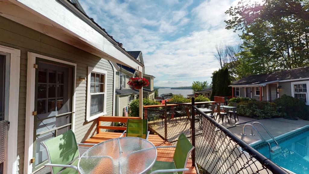 Бассейн в The Lakeview Inn & Cottages или поблизости