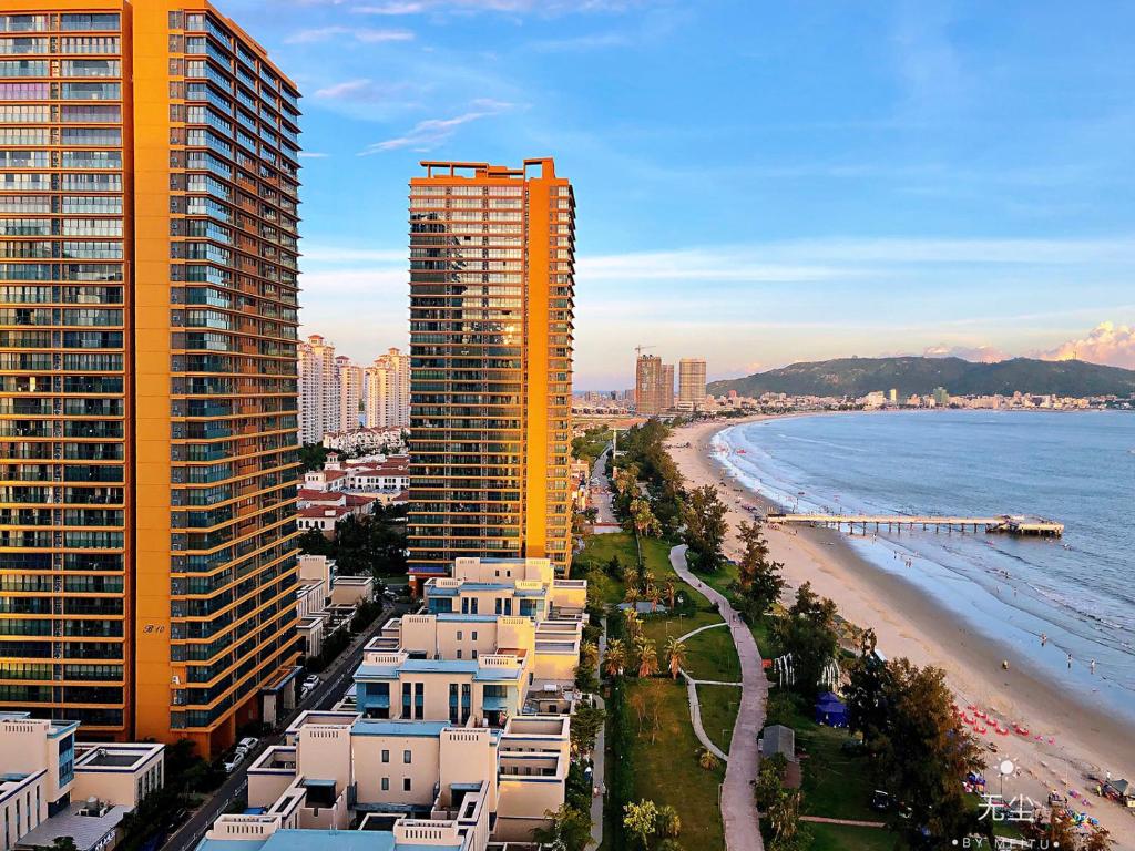 a view of a beach with tall buildings and the ocean at 晓院 Hue Garden in Huidong