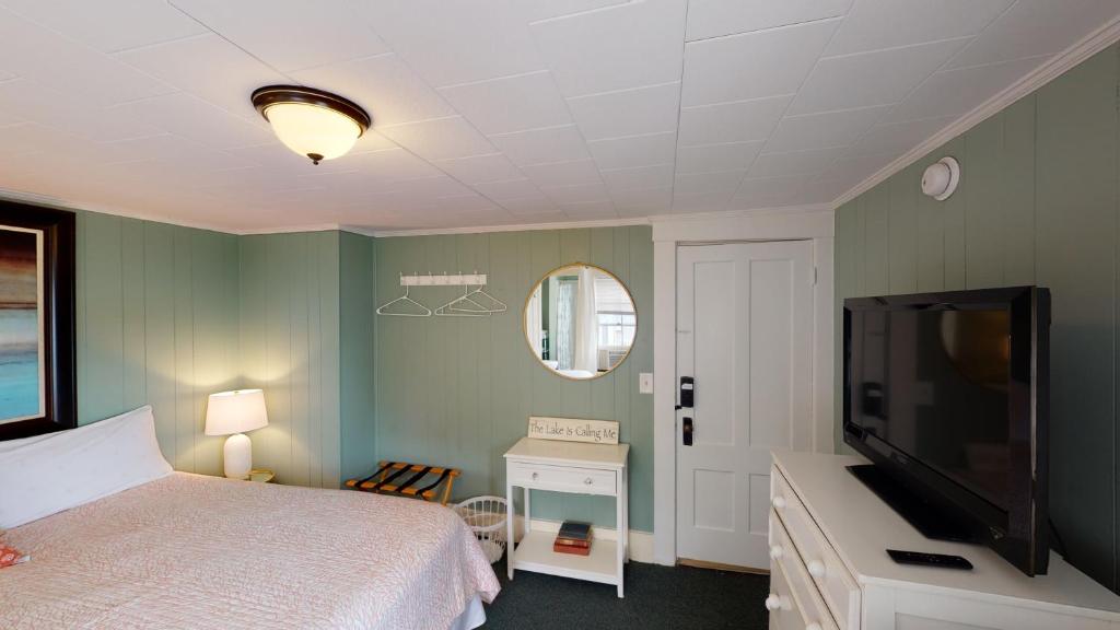 Телевизор и/или развлекательный центр в The Lakeview Inn & Cottages