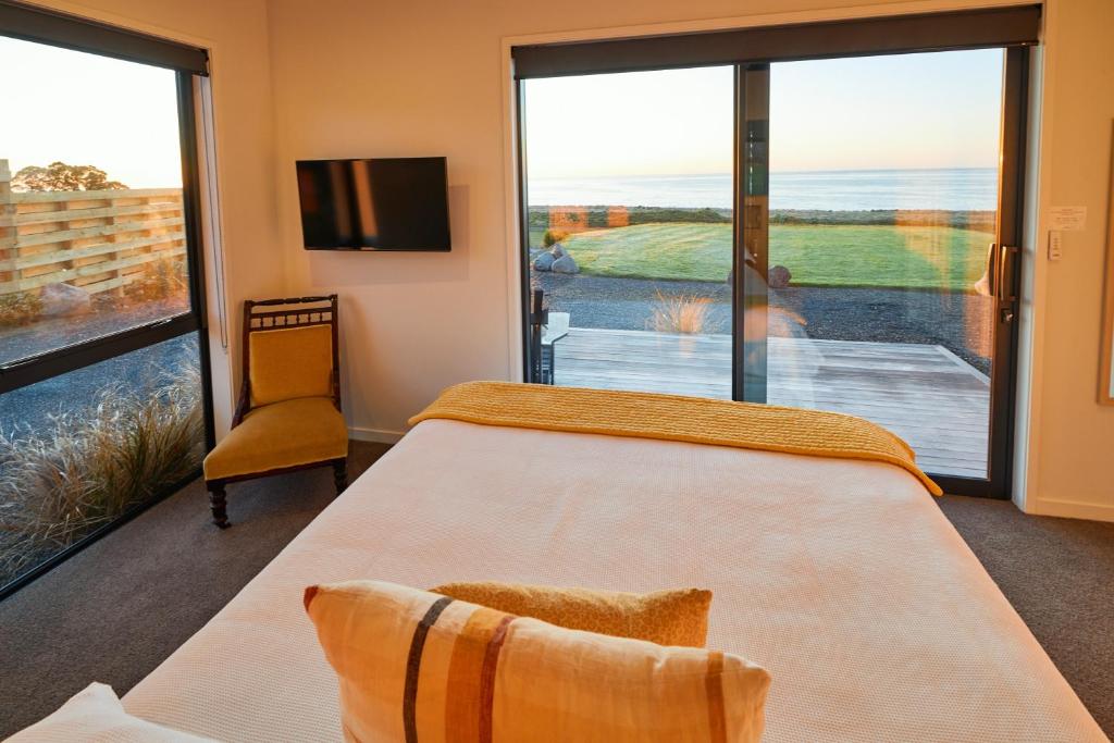 Postel nebo postele na pokoji v ubytování Glenburn Coastal Retreat