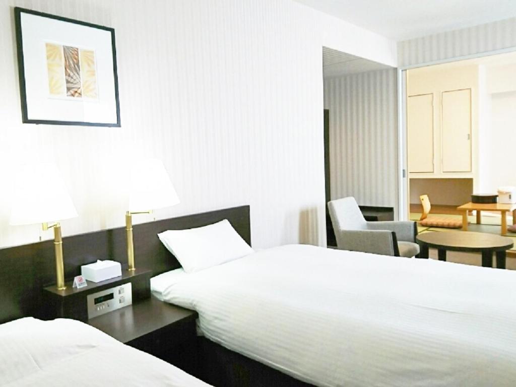 Postel nebo postele na pokoji v ubytování Smile Hotel Kitaasaka
