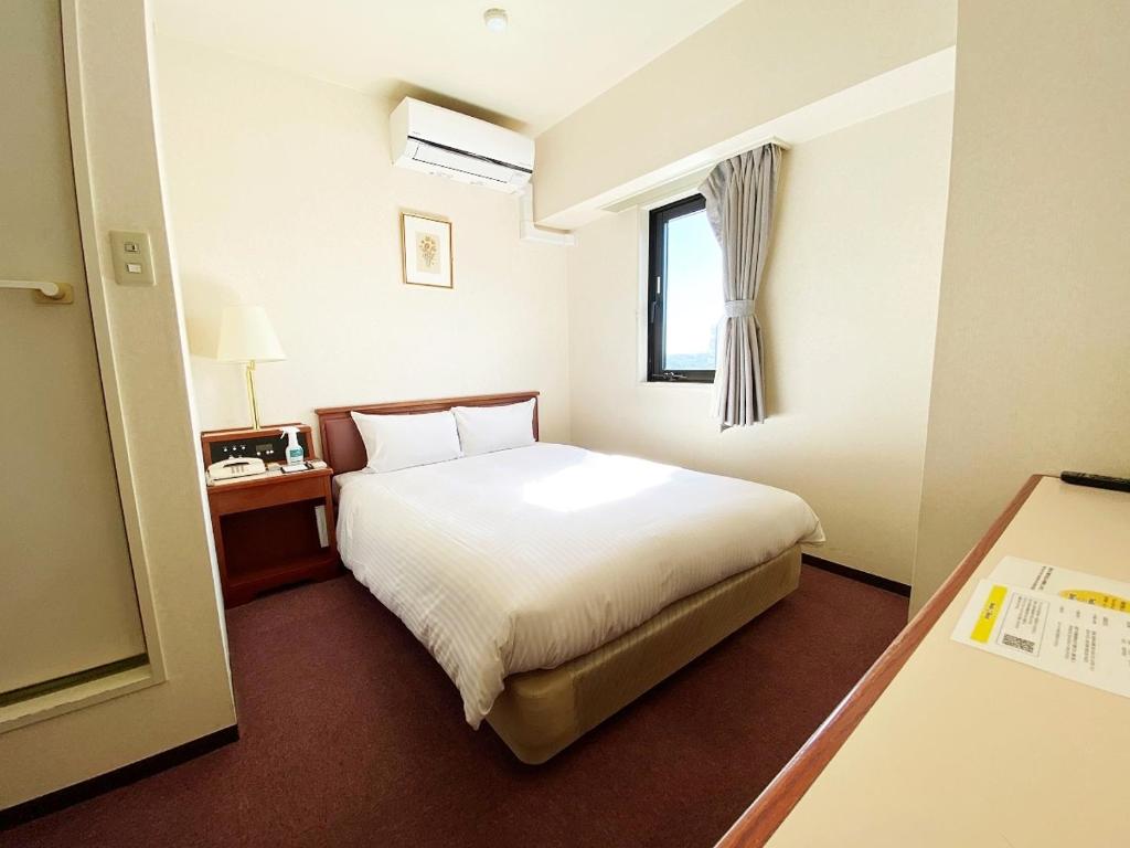 Postel nebo postele na pokoji v ubytování Smile Hotel Kitaasaka