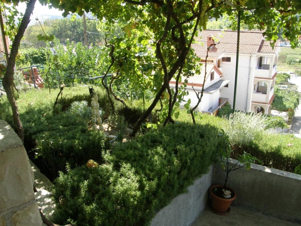 Vonkajšia záhrada v ubytovaní Apartment in Lopar with balcony, air conditioning, W-LAN, washing machine (186-3)