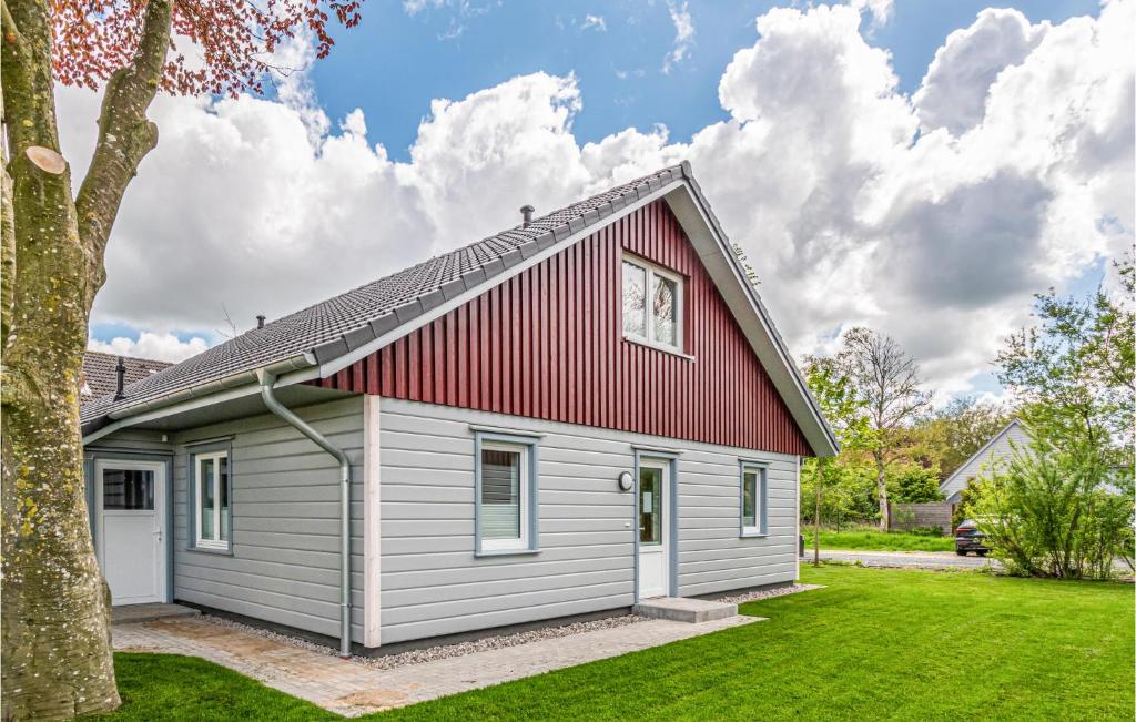 une petite maison avec un toit rouge dans l'établissement Nice Home In Langenhorn With Wifi, à Langenhorn