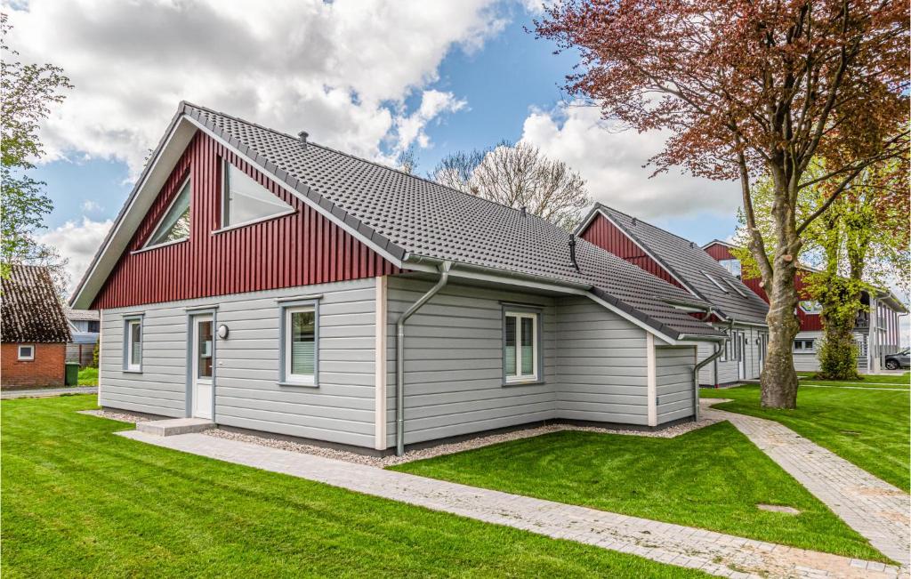 Casa blanca con techo rojo en Amazing Home In Langenhorn With Wifi, en Langenhorn
