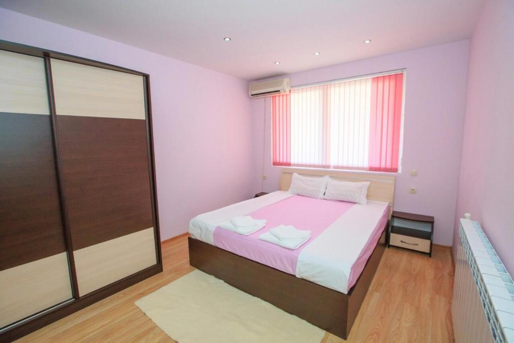 Мария Парк - Three-Bedroom Apartment