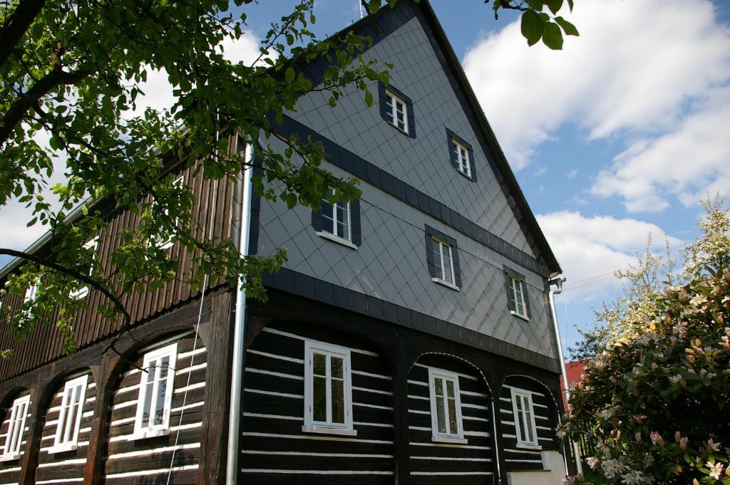 una casa negra con ventanas blancas en el lateral. en Roubenka Ruzova, en Růžová