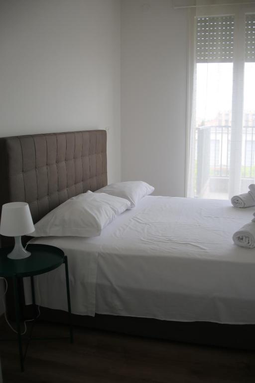 - une chambre avec un lit, une table et une fenêtre dans l'établissement Tourism E Business Superior Rooms, à Padoue