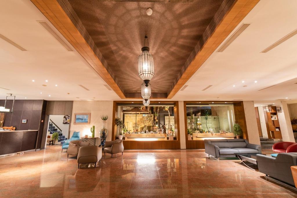 vestíbulo de un edificio con sofás y sillas en Jih Lih Hotel, en Magong