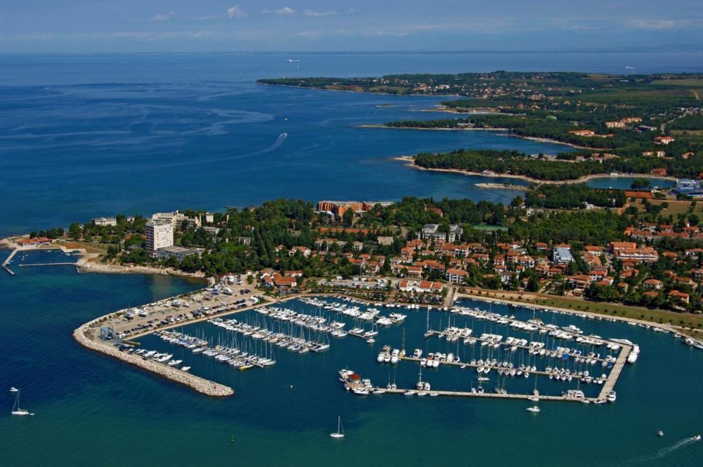 uma vista aérea de um porto com barcos na água em Studio apartment in Savudrija with Seaview, Terrace, Air condition, WIFI (123-10) em Savudrija