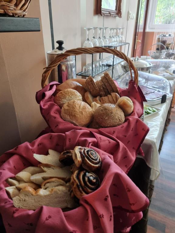 Jedlo v ubytovaní bed & breakfast alebo blízkom okolí