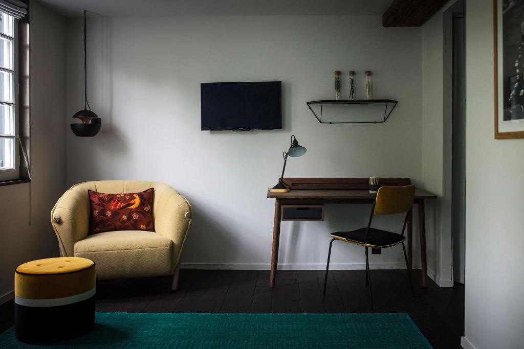 TV a/nebo společenská místnost v ubytování L'Auberge Basque-Relais & Châteaux