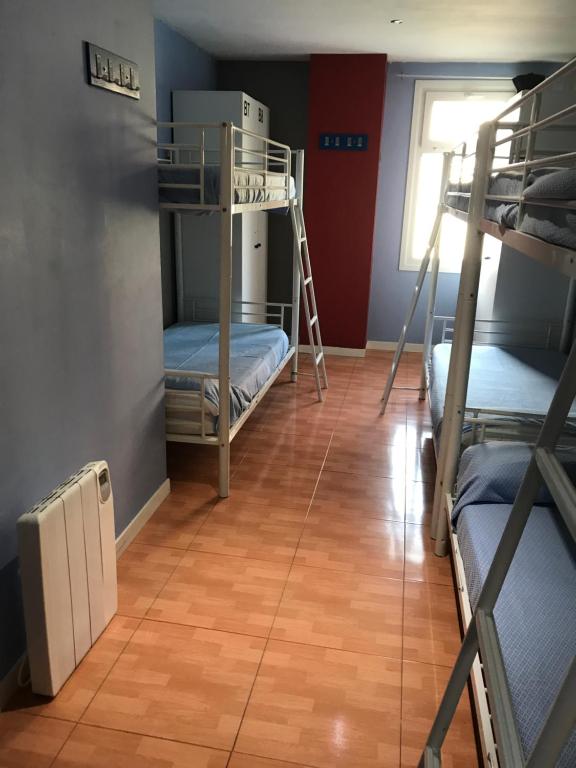 een kamer met 2 stapelbedden en een raam bij galerna aterpetxea in Zarautz