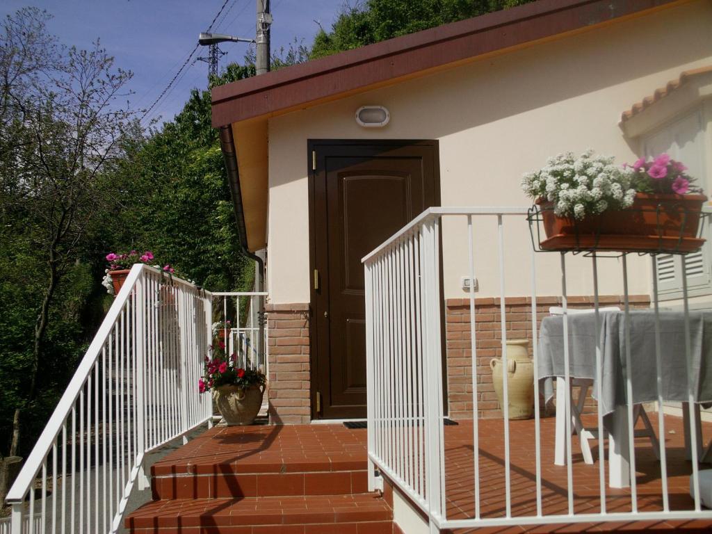 eine Veranda eines Hauses mit Blumen in einem Topf in der Unterkunft Casa Laika in Maissana