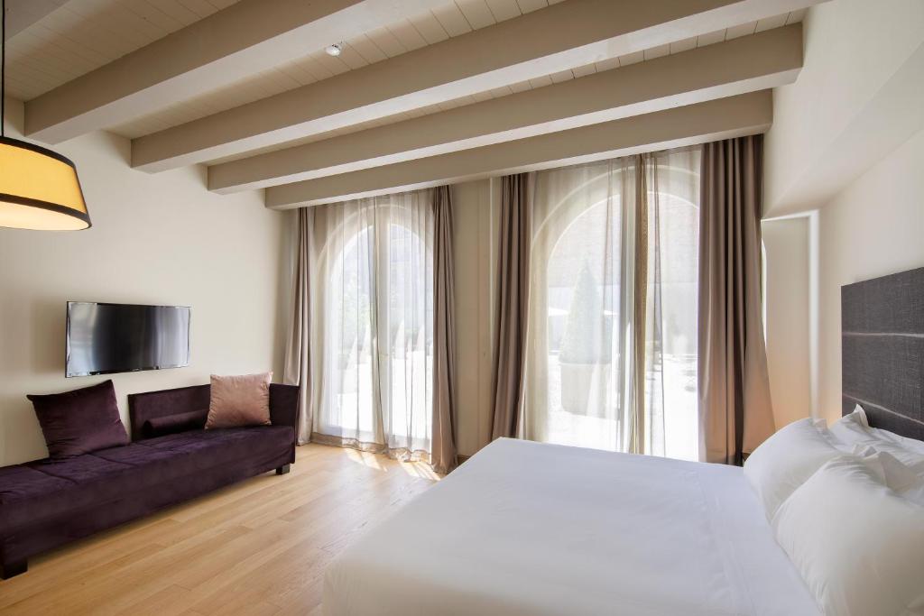 TV a/nebo společenská místnost v ubytování Opera35 Boutique Hotel