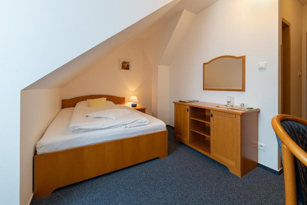 Postel nebo postele na pokoji v ubytování Hotel U Sládka