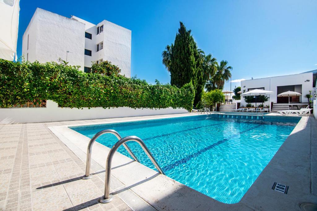 Het zwembad bij of vlak bij Hotel Tarba