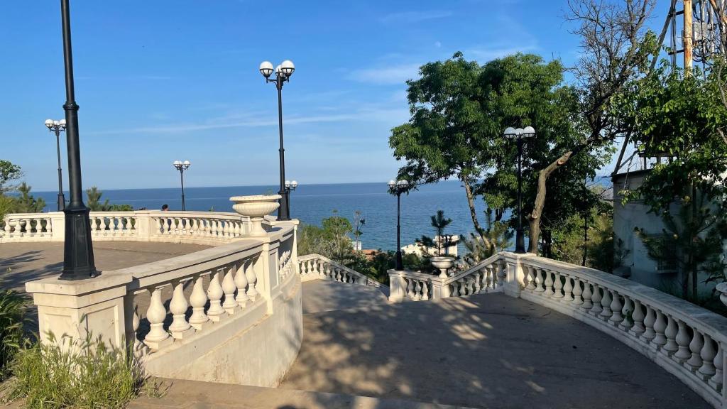 un pont sur une passerelle avec l'océan en arrière-plan dans l'établissement Аркадия Скай, à Odessa