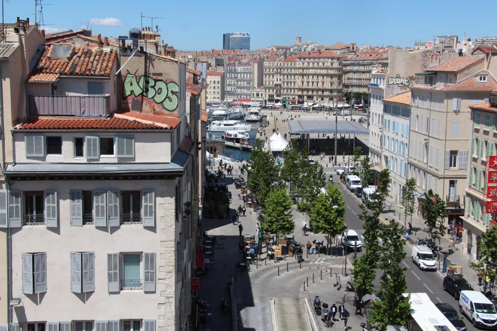 une vue aérienne d'une rue de la ville avec des bâtiments dans l'établissement SUPERBE DUPLEX avec Vue imprenable sur le VIEUX PORT, à Marseille