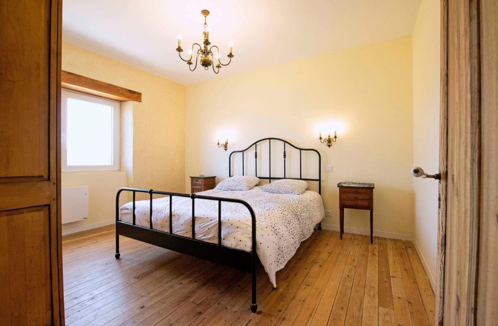 Postel nebo postele na pokoji v ubytování Le Presbytère du Talbert