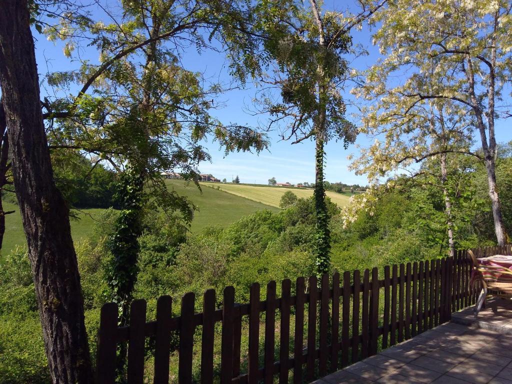 une clôture avec vue sur un champ situé derrière elle dans l'établissement Gîte en pleine nature proche du lac de la Gimone, à Saint-Blancard