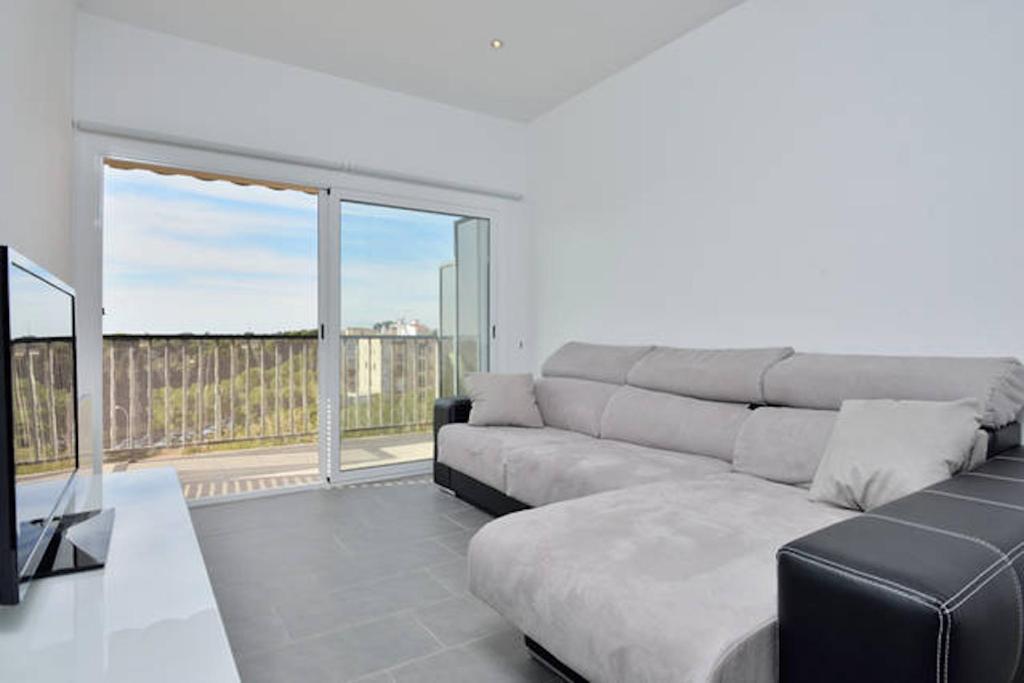 Posezení v ubytování COSY WELL SITUED APARTMENT WITH SEA VIEW