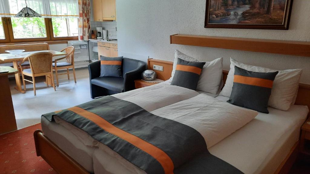 Postel nebo postele na pokoji v ubytování Gästehaus Almrausch, Ferienanlage mit Pool