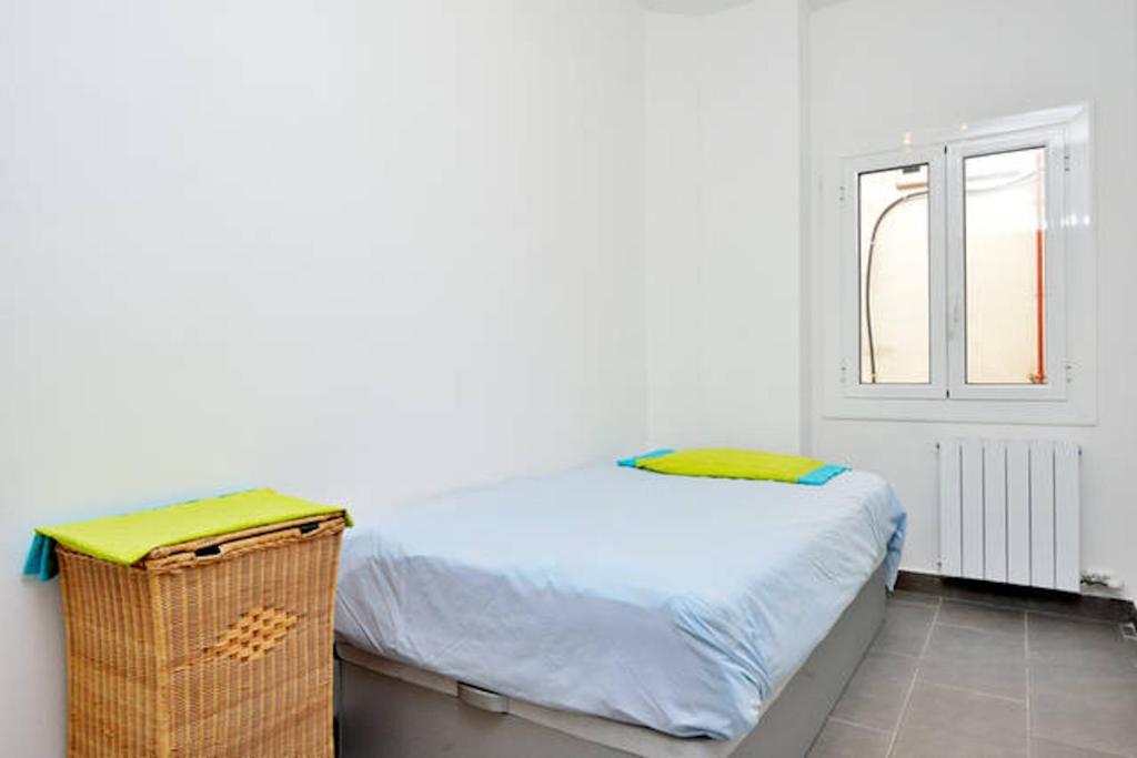 Postel nebo postele na pokoji v ubytování COSY WELL SITUED APARTMENT WITH SEA VIEW