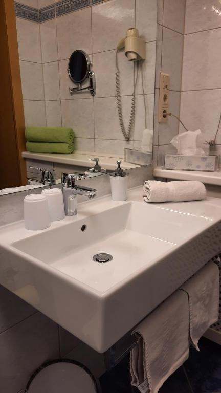 Koupelna v ubytování Gästehaus Almrausch, Ferienanlage mit Pool