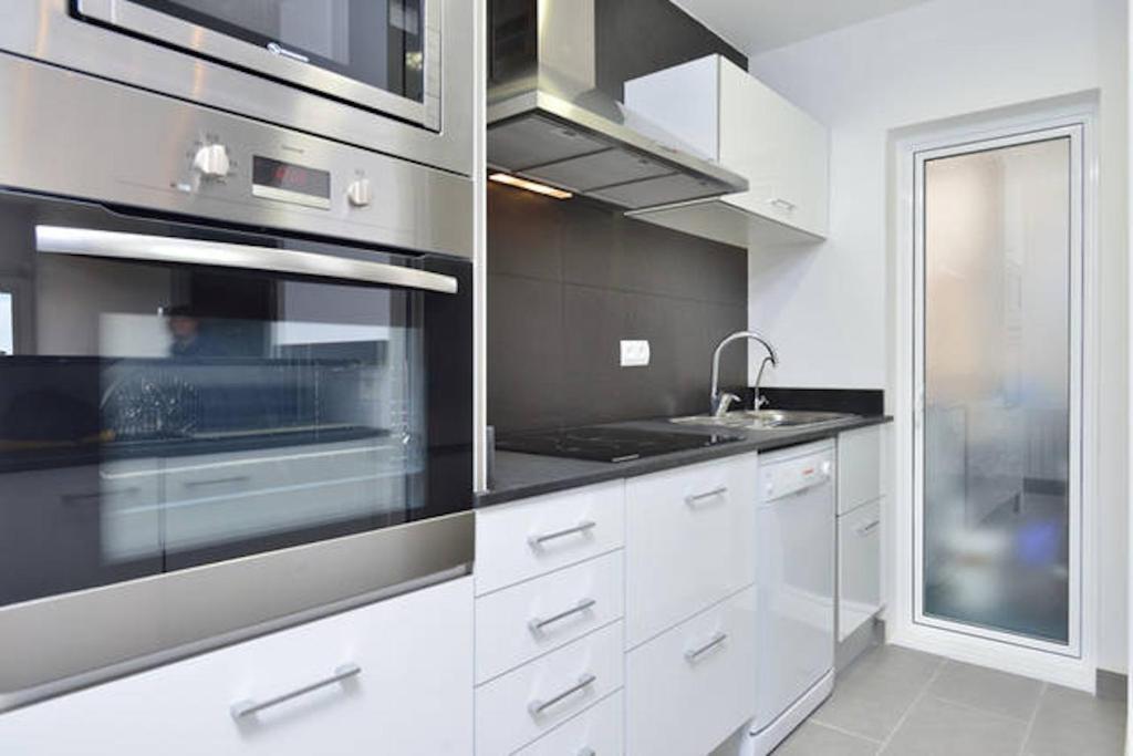 Kuchyň nebo kuchyňský kout v ubytování COSY WELL SITUED APARTMENT WITH SEA VIEW