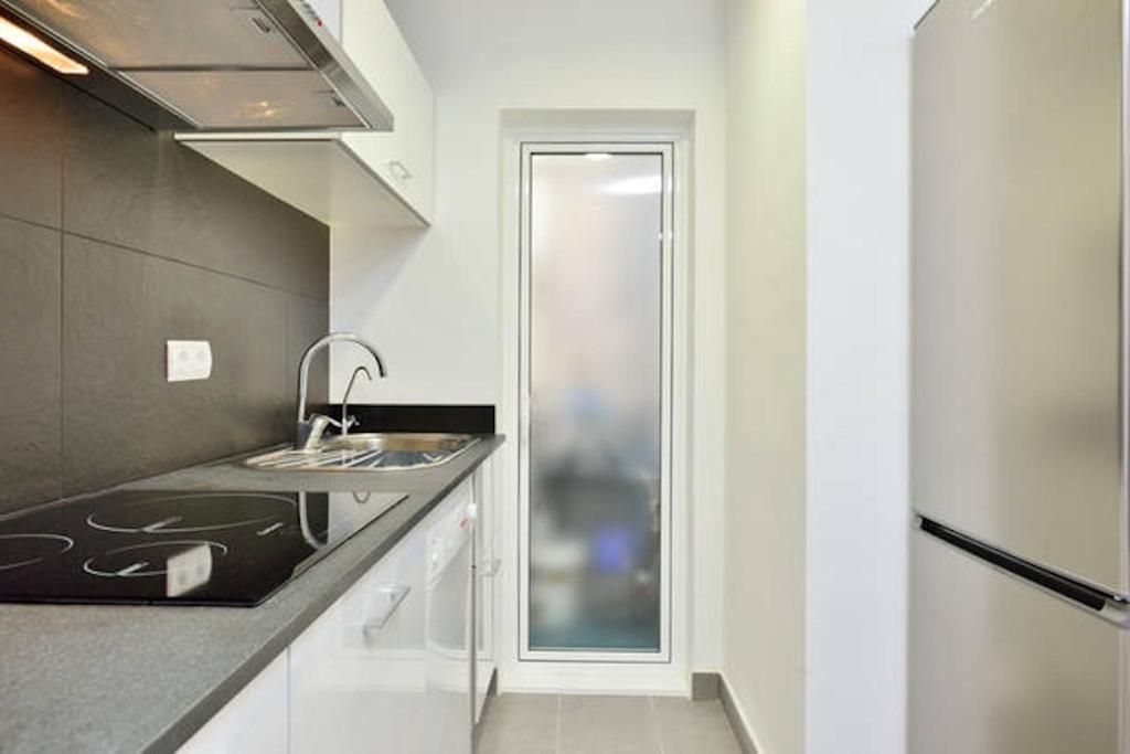 Kuchyň nebo kuchyňský kout v ubytování COSY WELL SITUED APARTMENT WITH SEA VIEW
