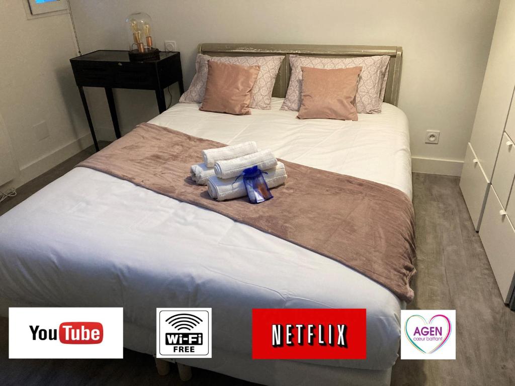Un pat sau paturi într-o cameră la Le celebrity