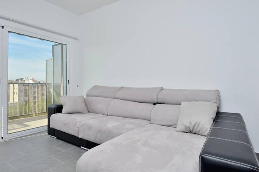 Posezení v ubytování COSY WELL SITUED APARTMENT WITH SEA VIEW