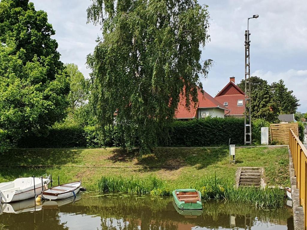 Výhled na řeku, která protéká v blízkosti prázdninového domu