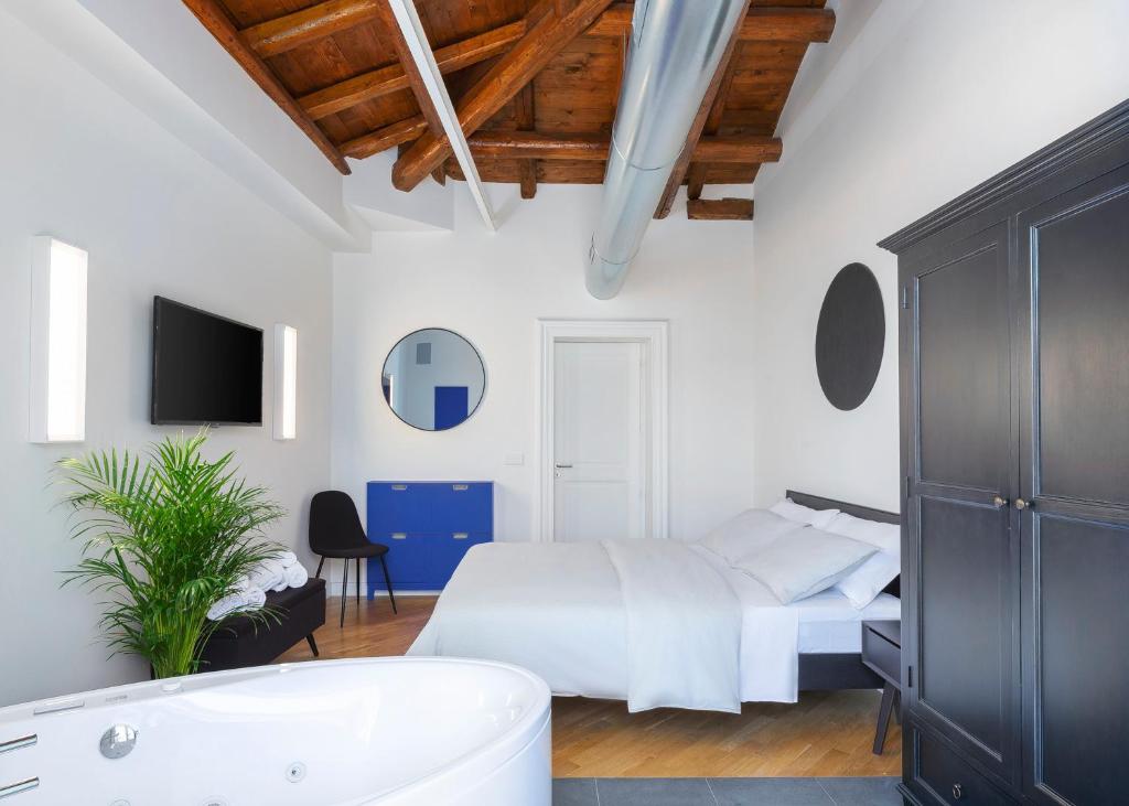 una camera con letto e vasca da bagno di The Silver Lava - a luxury boutique apartment a Catania