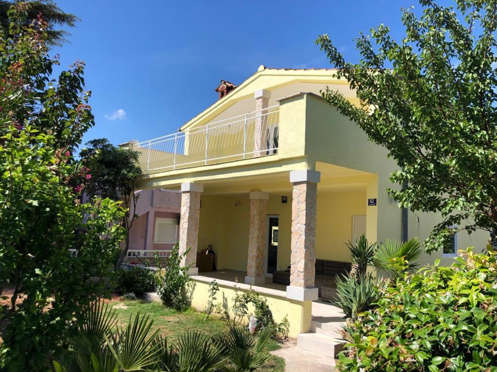 Casa amarilla y verde con balcón en Five bedroom house near sandy beach Villa Major, en Medulin