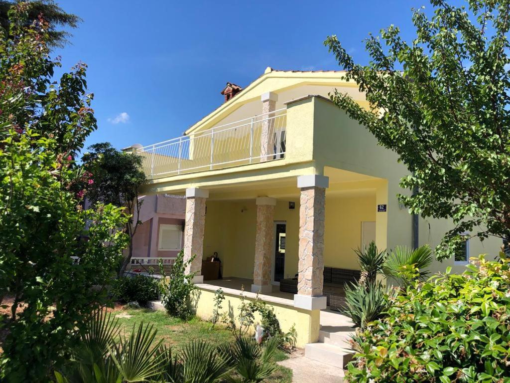 żółty i zielony dom z balkonem w obiekcie Five bedroom house near sandy beach Villa Major w Medulinie