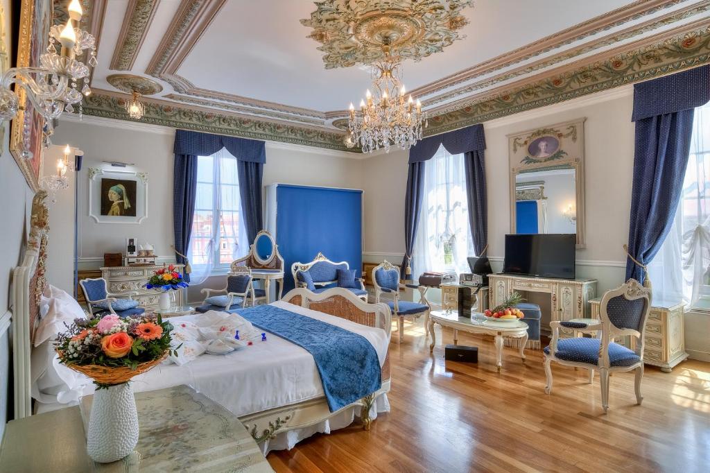 - une chambre avec un lit et un salon dans l'établissement ABA LUXURY B E B Nice, à Nice