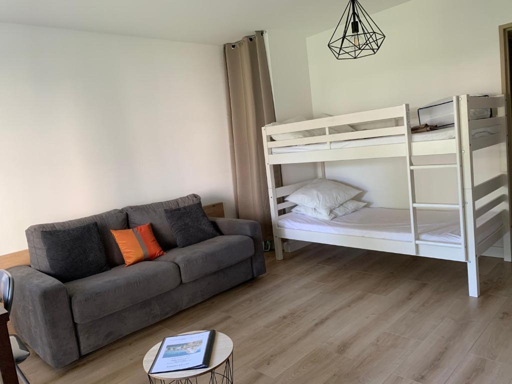 ein Wohnzimmer mit einem Sofa und einem Etagenbett in der Unterkunft GM Studio in La Grande-Motte