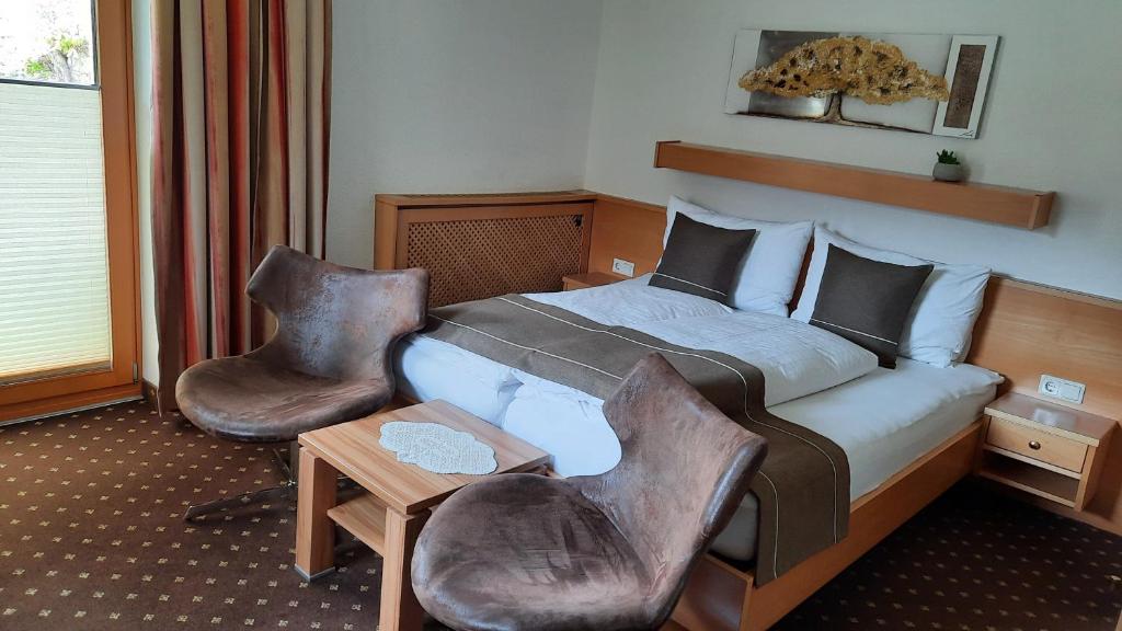 Postel nebo postele na pokoji v ubytování Gästehaus Almrausch, Ferienanlage mit Pool
