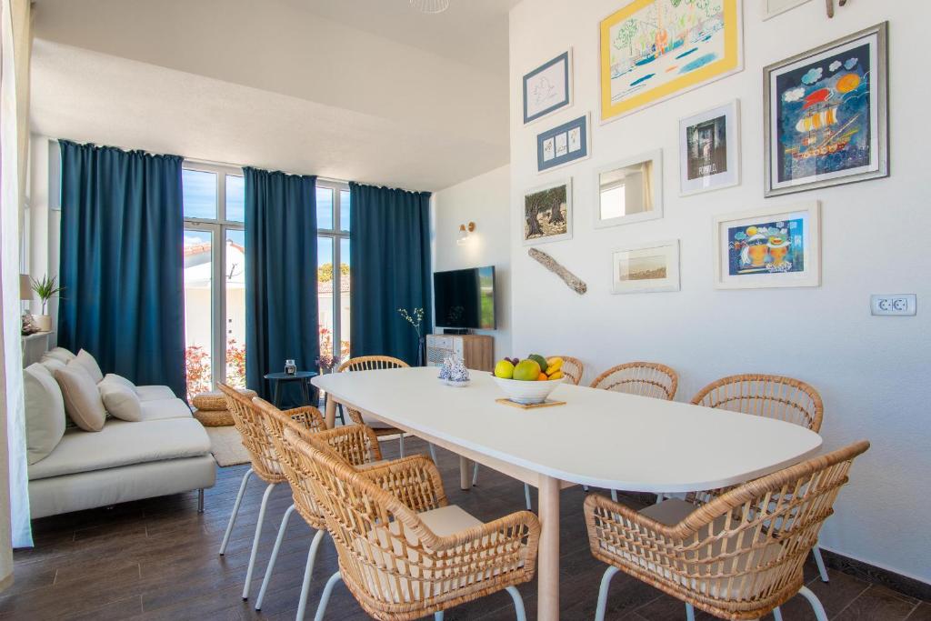 TV a/nebo společenská místnost v ubytování Beachfront Paladina holiday home