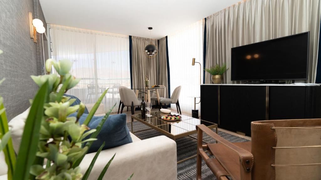 TV a/nebo společenská místnost v ubytování Vert Hotel Eilat by AFI Hotels