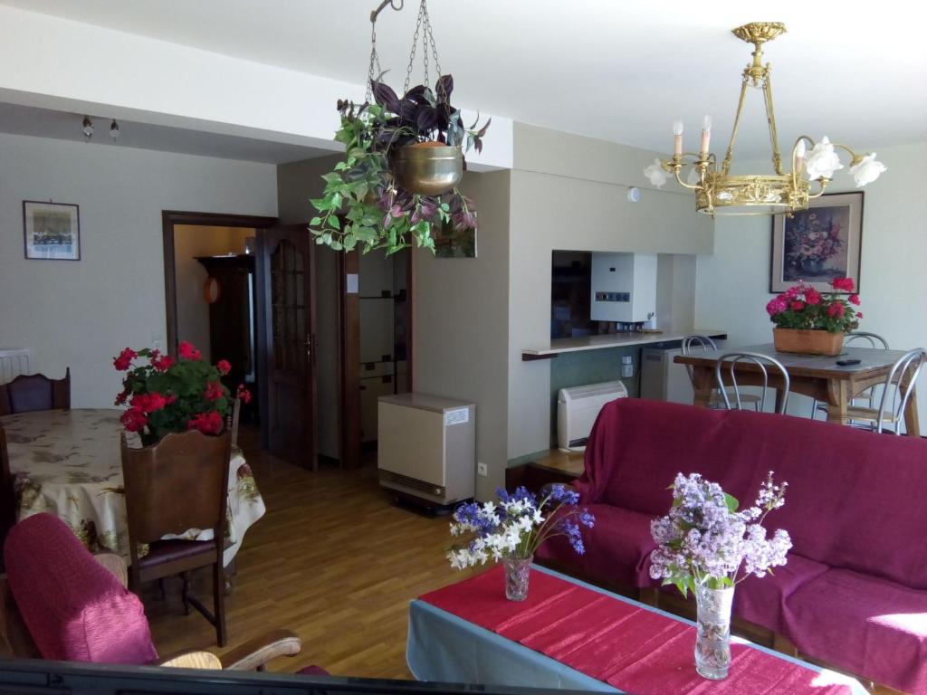 - un salon avec un canapé violet et une table dans l'établissement Ruim Appartement, frontaal Zeezicht, 2 Slaapkamers, privé Parking, à Blankenberge