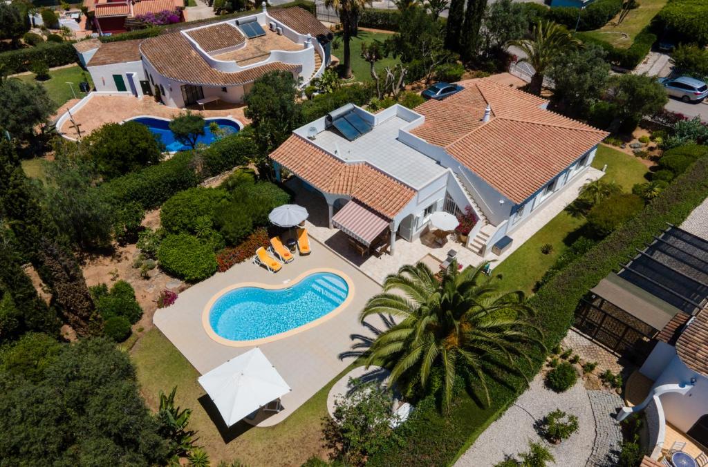 una vista aérea de una casa con piscina en VILLA DOMIPAJO, en Carvoeiro